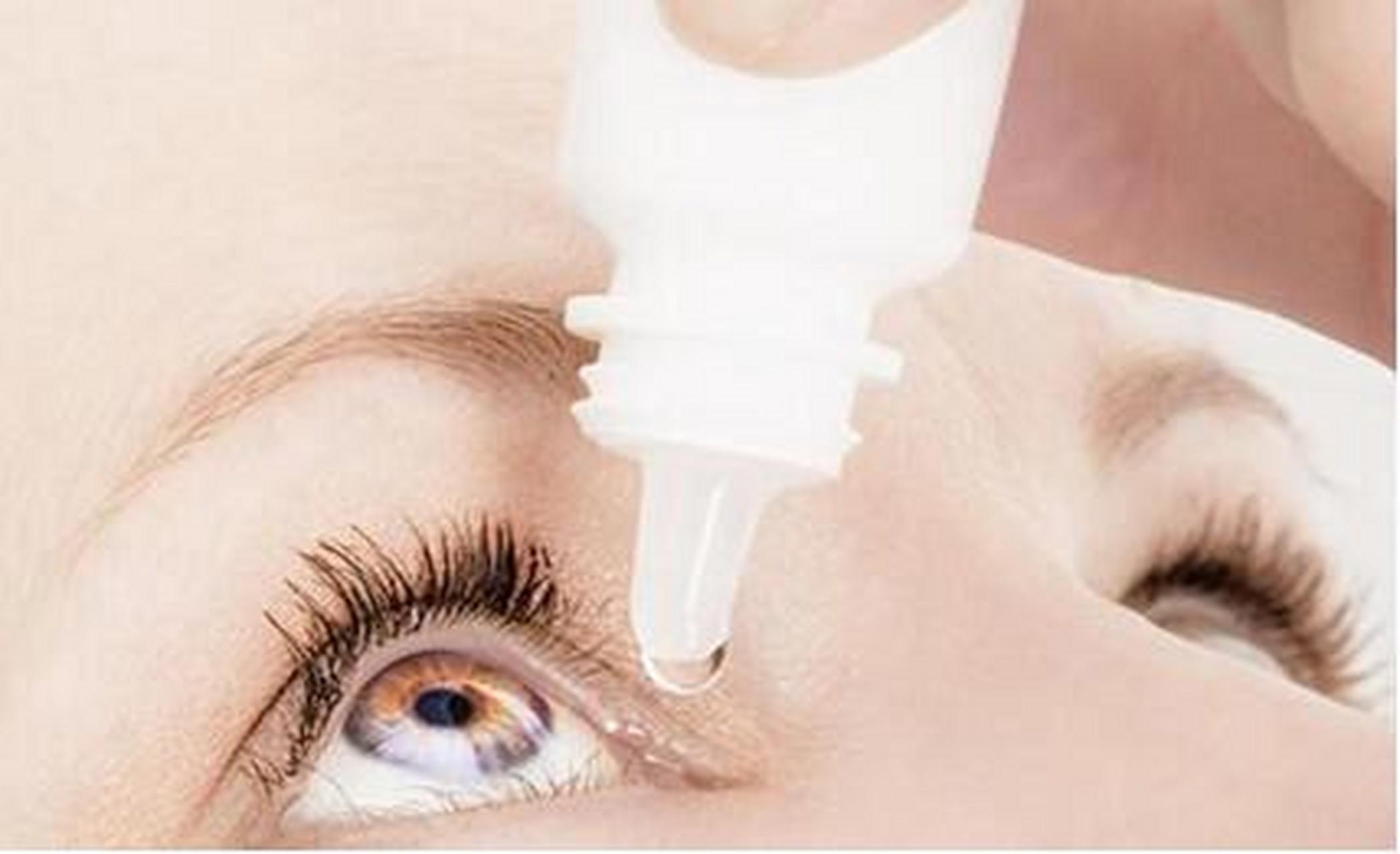 滴眼药水,不要滴在眼球! 许多患者滴眼药水时常对着黑眼球(角膜),这是