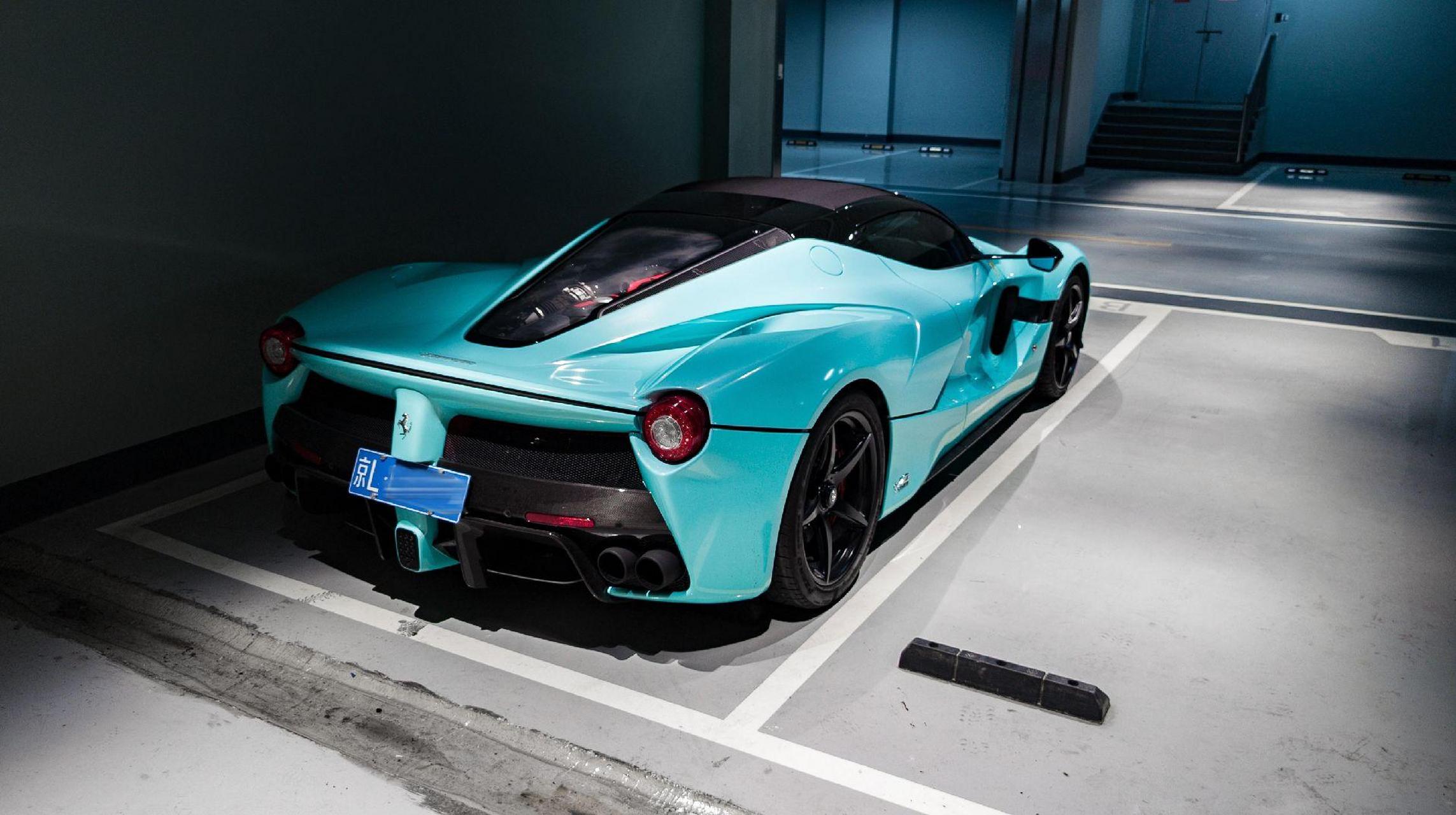 蒂芙尼蓝的敞篷拉法.