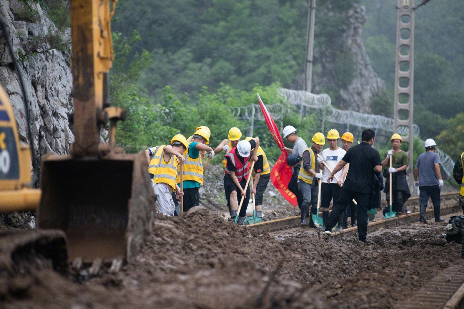 防汛救灾央企行动# 【z180次列车旅客安全转移!