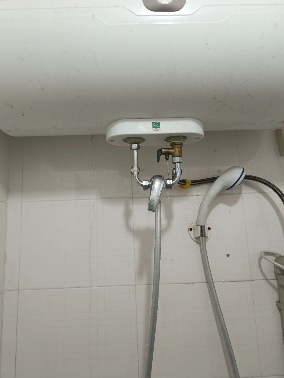 电热水器的空气阀漏水什么原因 半夜三更的叫我起来修这个阀,我说你买