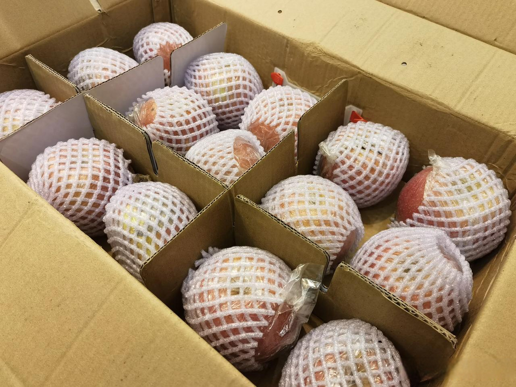 山西运城的唐哥老朋友 千里投递的两箱苹果收到啦  这位老朋友是我才