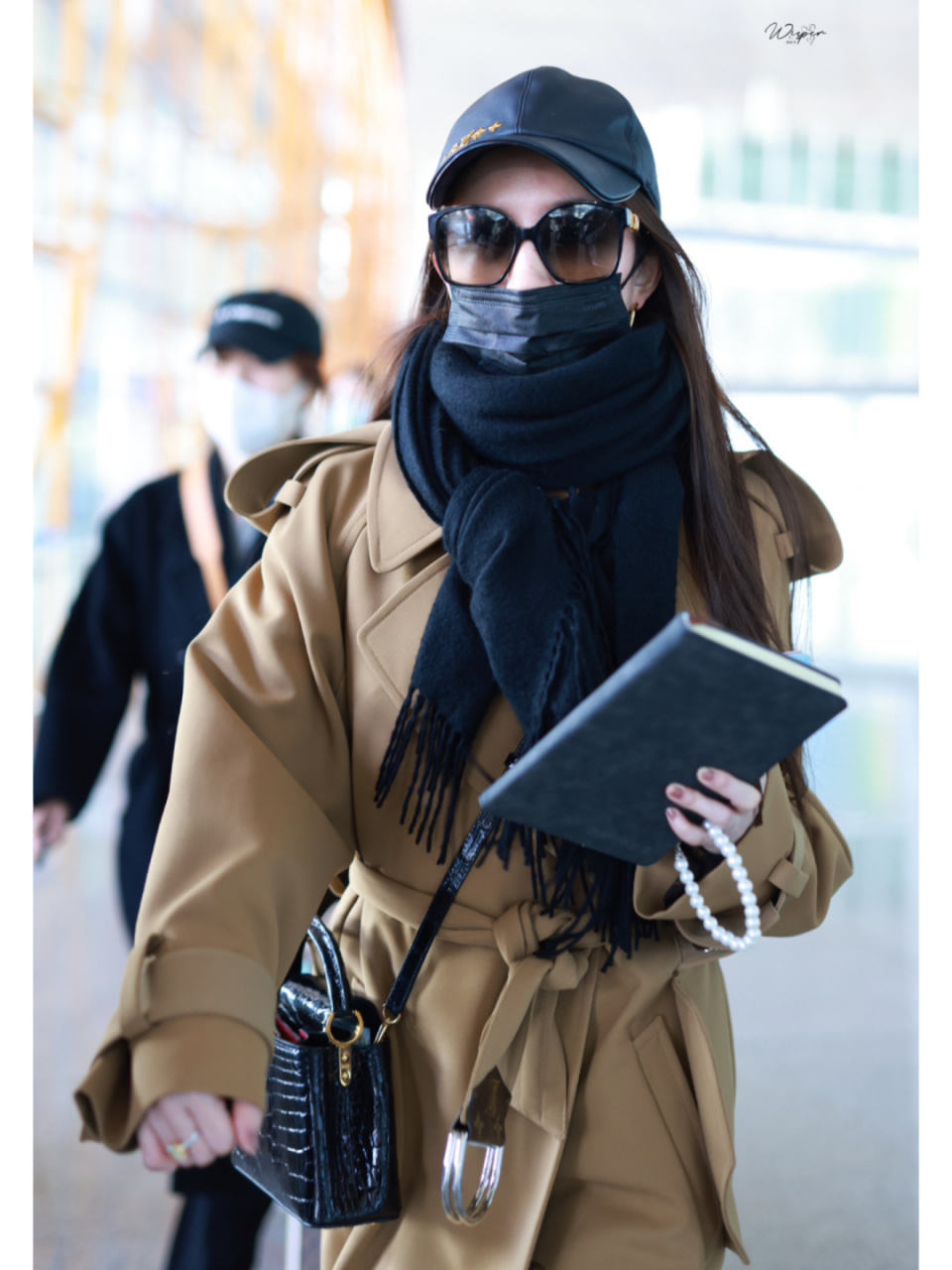 刘亦菲今日机场穿搭路透,结束巴黎时装周行程返回北京.