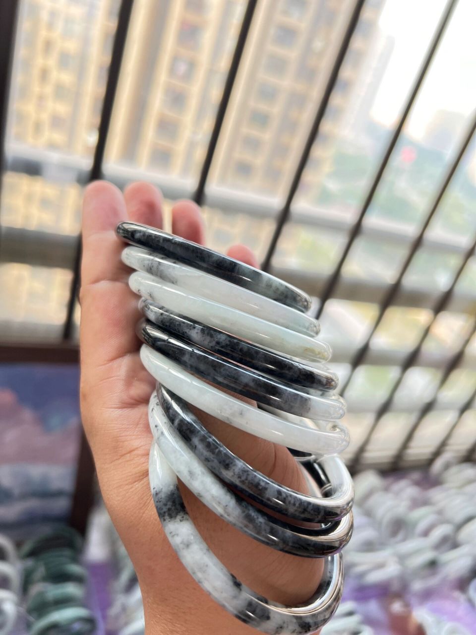 水墨画乌鸡叮当翡翠手镯,低调内敛低出 乌鸡料现在在市场大受欢迎