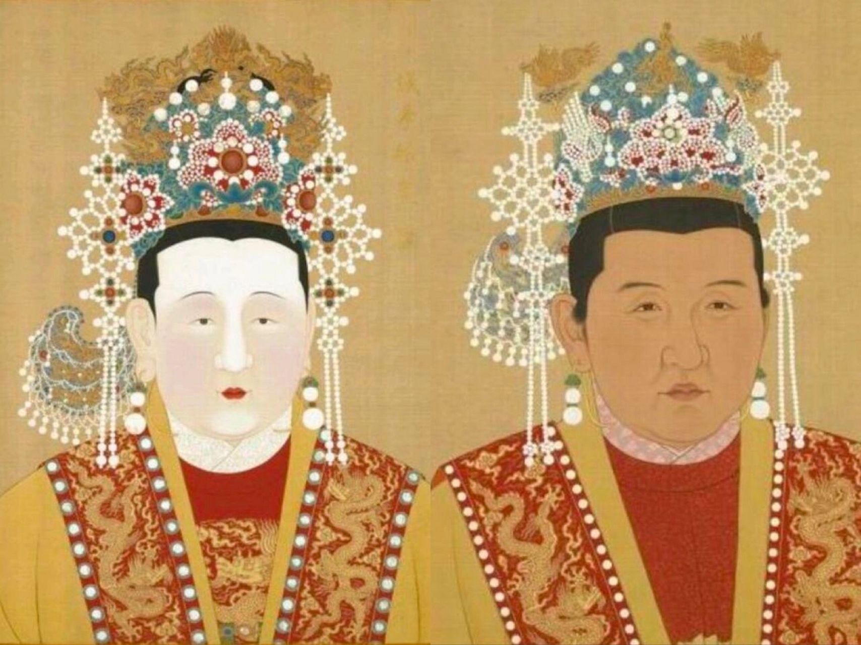 明代凤冠,燕居冠,翟冠区分 凤冠(有博鬓无挑牌)