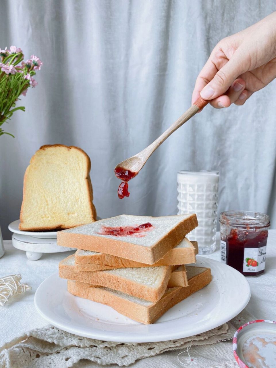 草莓酱配吐司 早餐不知道吃什么,就吃草莓酱和吐司吧.