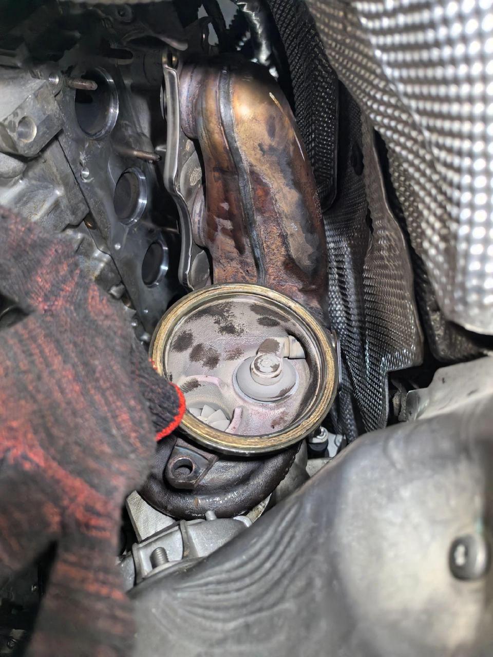 宝马528 n20发动机 涡轮水管漏防冻液维修.