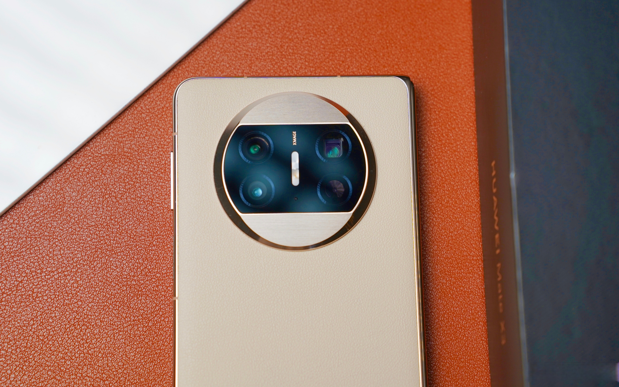 「华为mate x3晨曦金图赏」颜色是那种低饱和度的金色,很好看,背板是