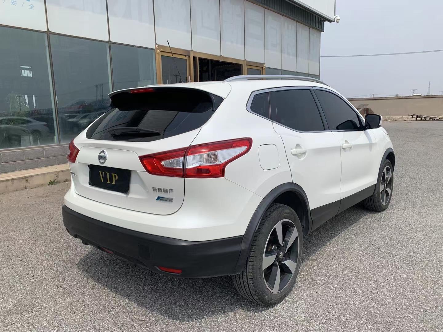 18年日产逍客2.0排量. 年限近,白色大吉普.空间大省油日系车