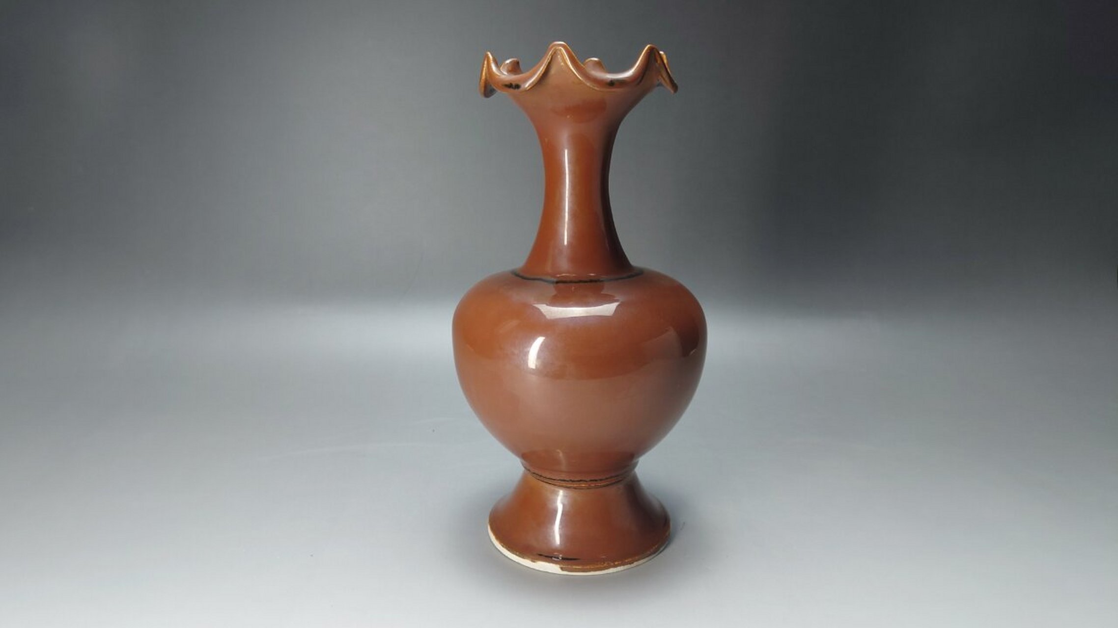 探微堂藏瓷:北宋定窑酱釉花口瓶 在品种繁多,百花争艳的瓷器造型中,花