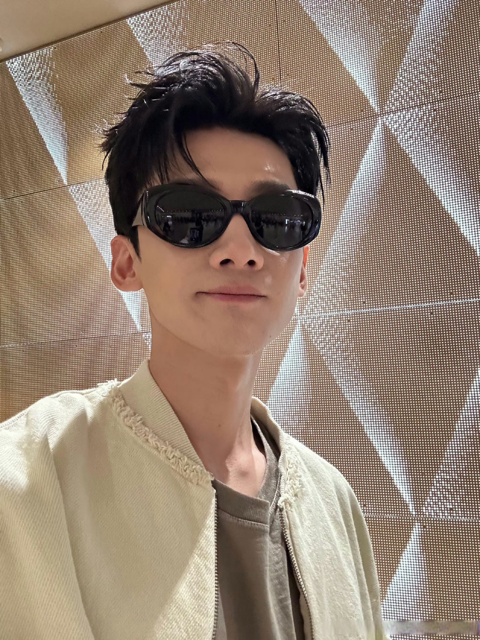 白敬亭好会自拍#  白敬亭最新照片里是自拍啊,有一说一拍的还泊错