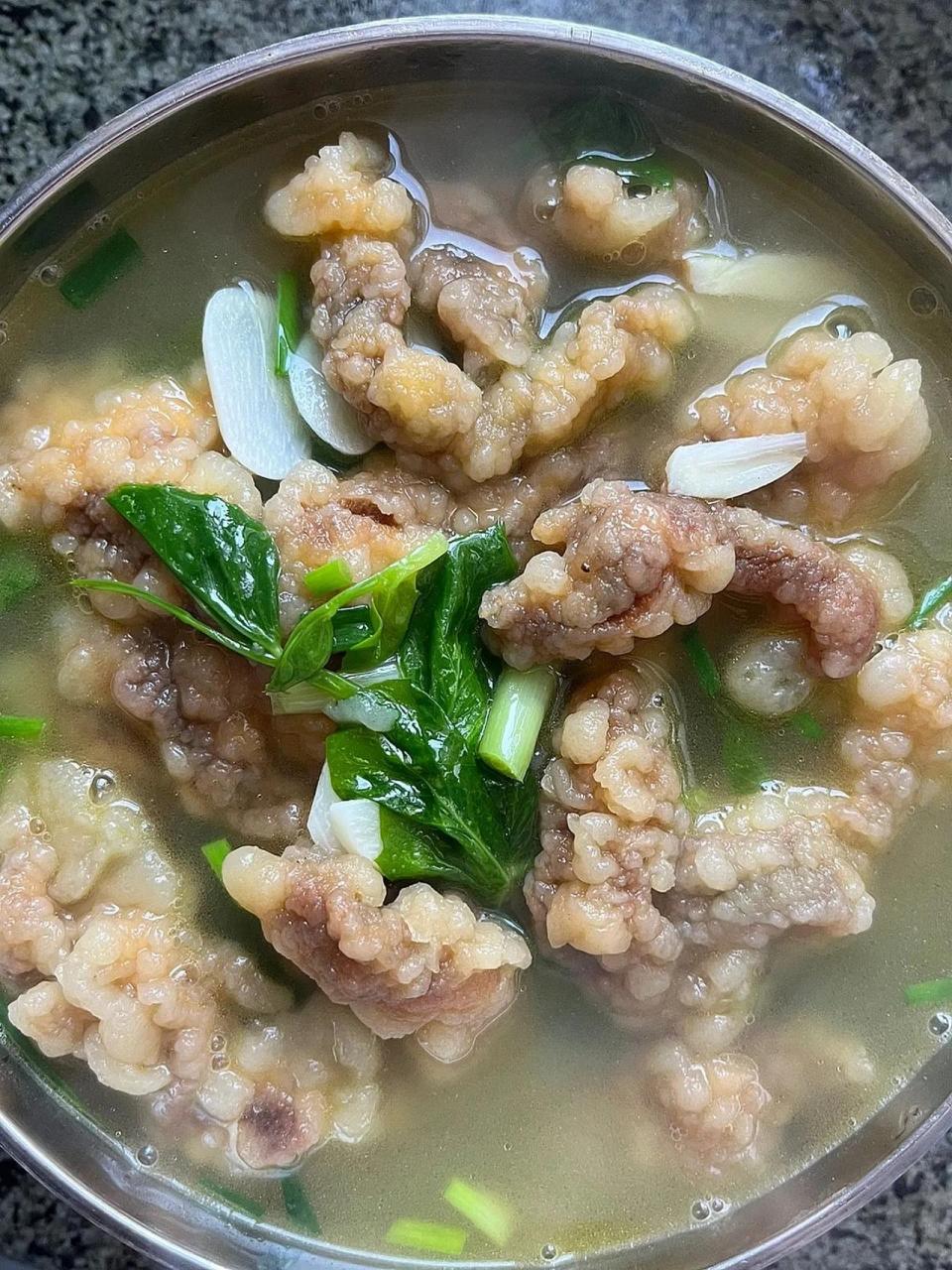 天气一冷就想喝点暖暖的酥肉汤 酥肉和豌豆尖一定是冬天喝汤的最佳