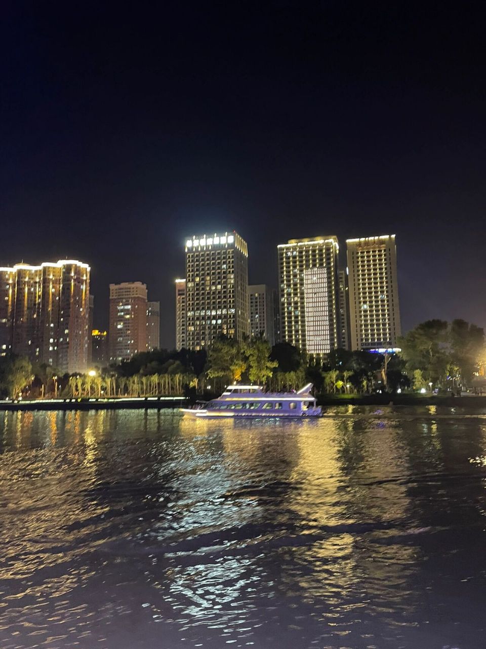 沈阳浑河夜景游船还是很不错 乘船地点:奥体站,富民桥 ,五里河 	 停车