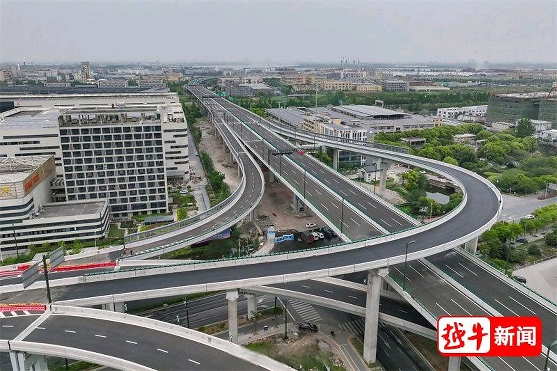 绍兴这条智慧快速路建设进入收尾阶段】近日,在绍兴越东路-三江路口wn
