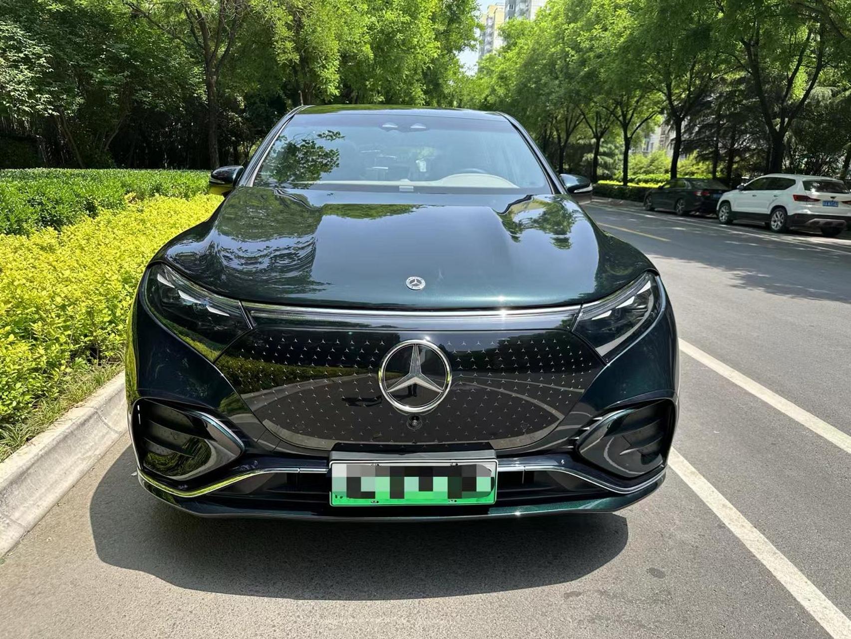 熠熠生辉的祖母石绿 2023年8月的整车原装进口奔驰eqs suv 450先锋版