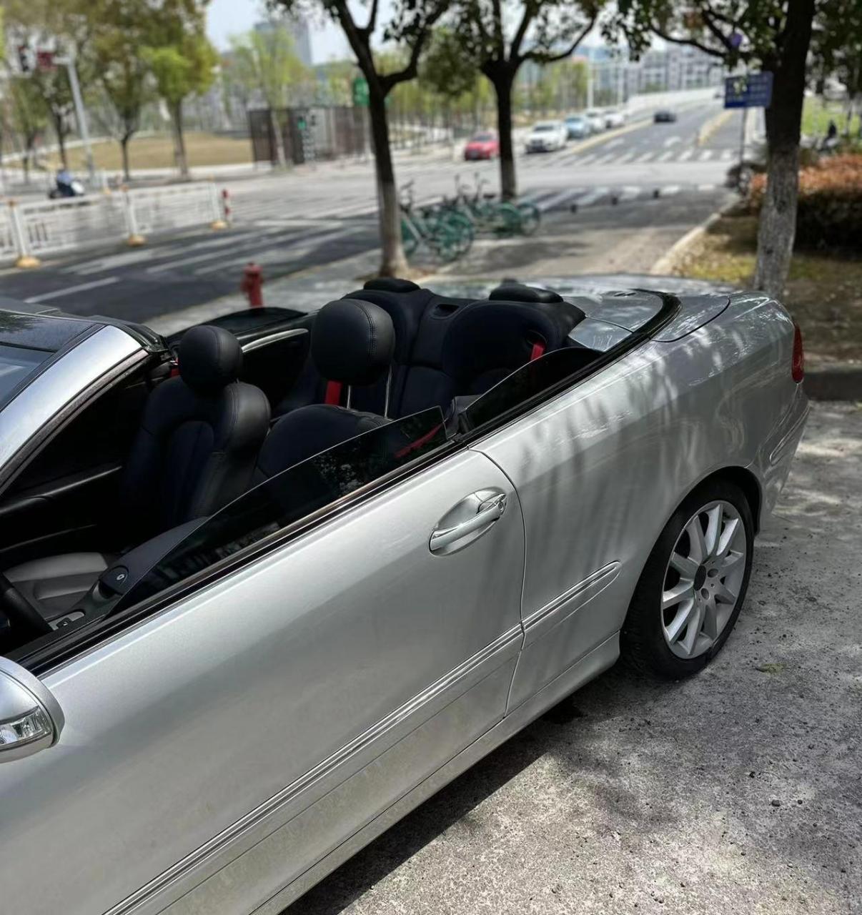 奔驰clk280 08年 14万公里 敞篷全车翻新花了2万多块 全车鹦鹉漆 全车