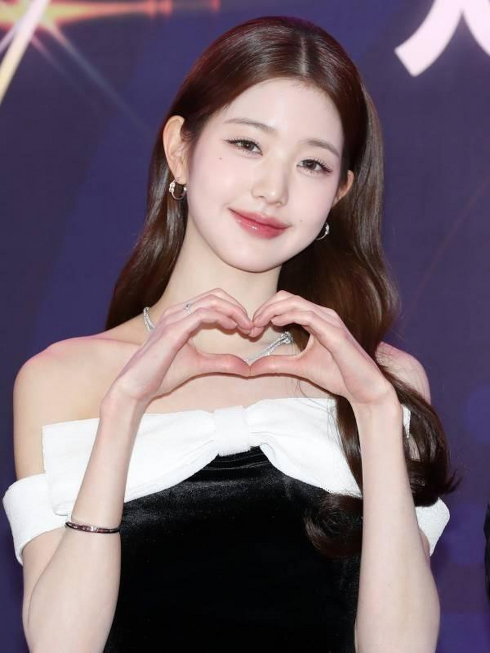 韩国当前最红的女明星莫过于张元英,张元英是参加自己亲姐姐的毕业