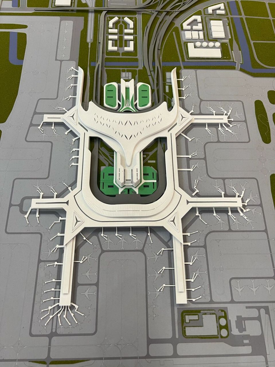 公司楼下正在展示浦东t3模型,惊喜的是我的好闺蜜也正在画机场的图
