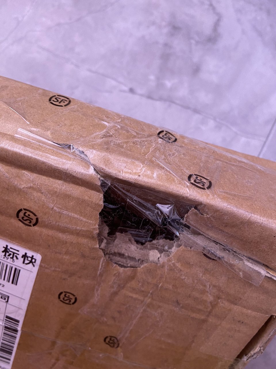顺丰快递盒子上的大洞 最近看到大家收到快递说盒子上都被掏了洞,我