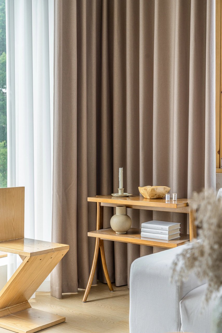 直接炸裂,这个咖色窗帘也太好看了吧～ 深咖色窗帘与原木色家具搭配也