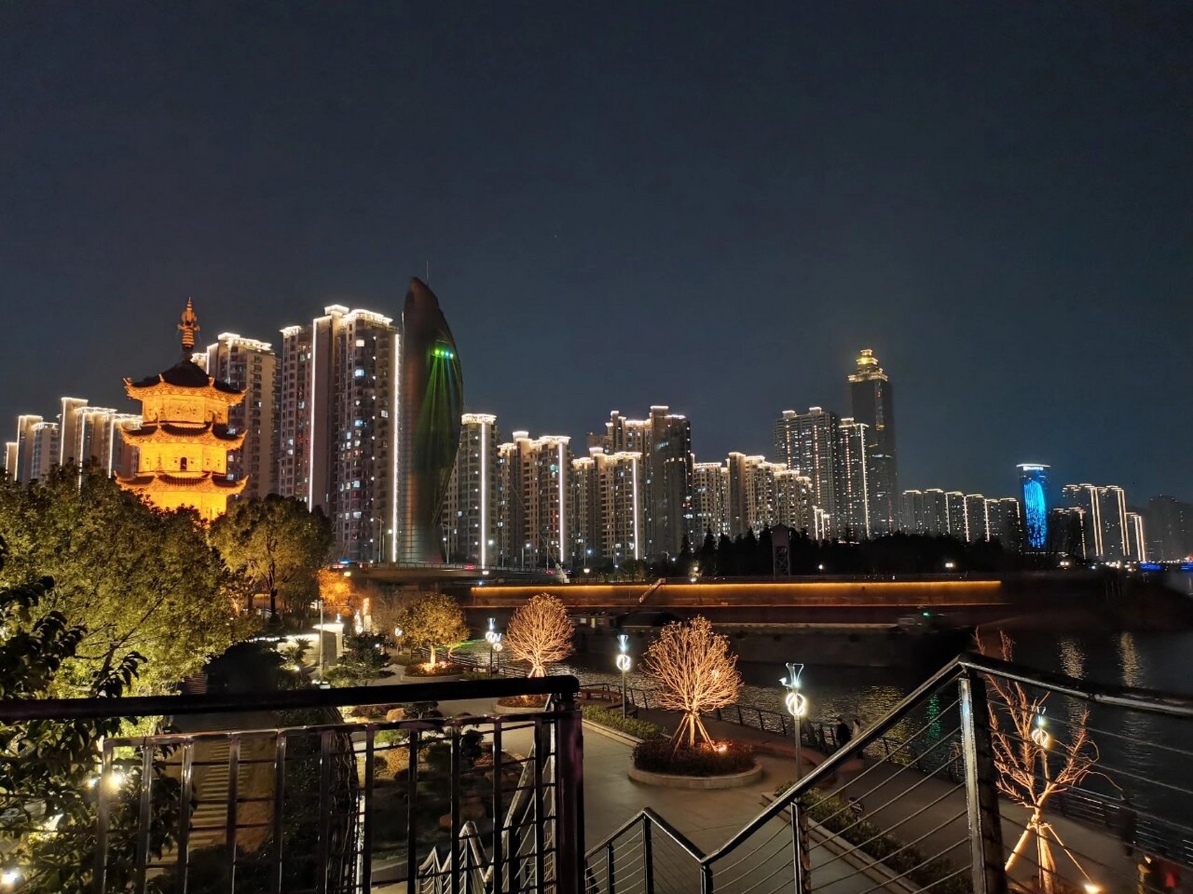 芜湖城区老建筑之中江塔 中江塔屹立长江边,至今已有四百年,夜景更
