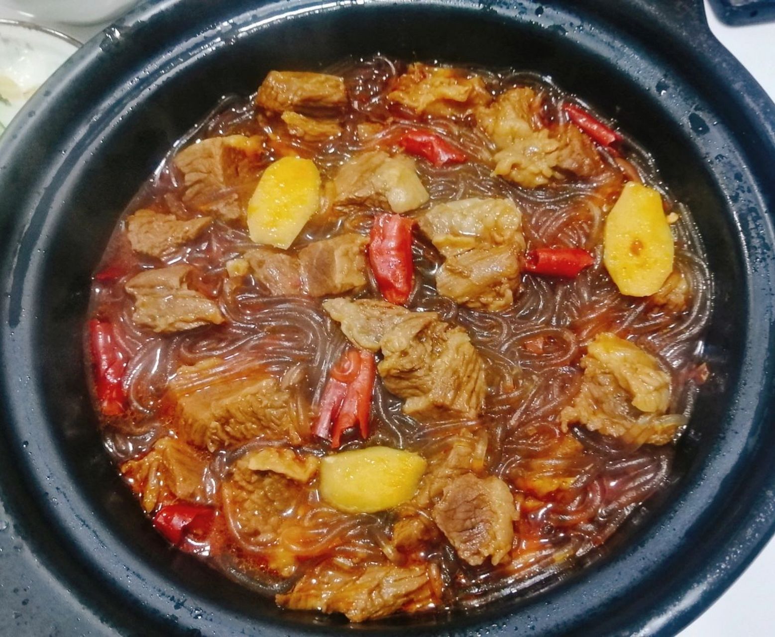 【牛肉炖粉丝】 99牛肉炖粉丝 99材料:牛腩,粉丝,豆瓣酱,干辣椒