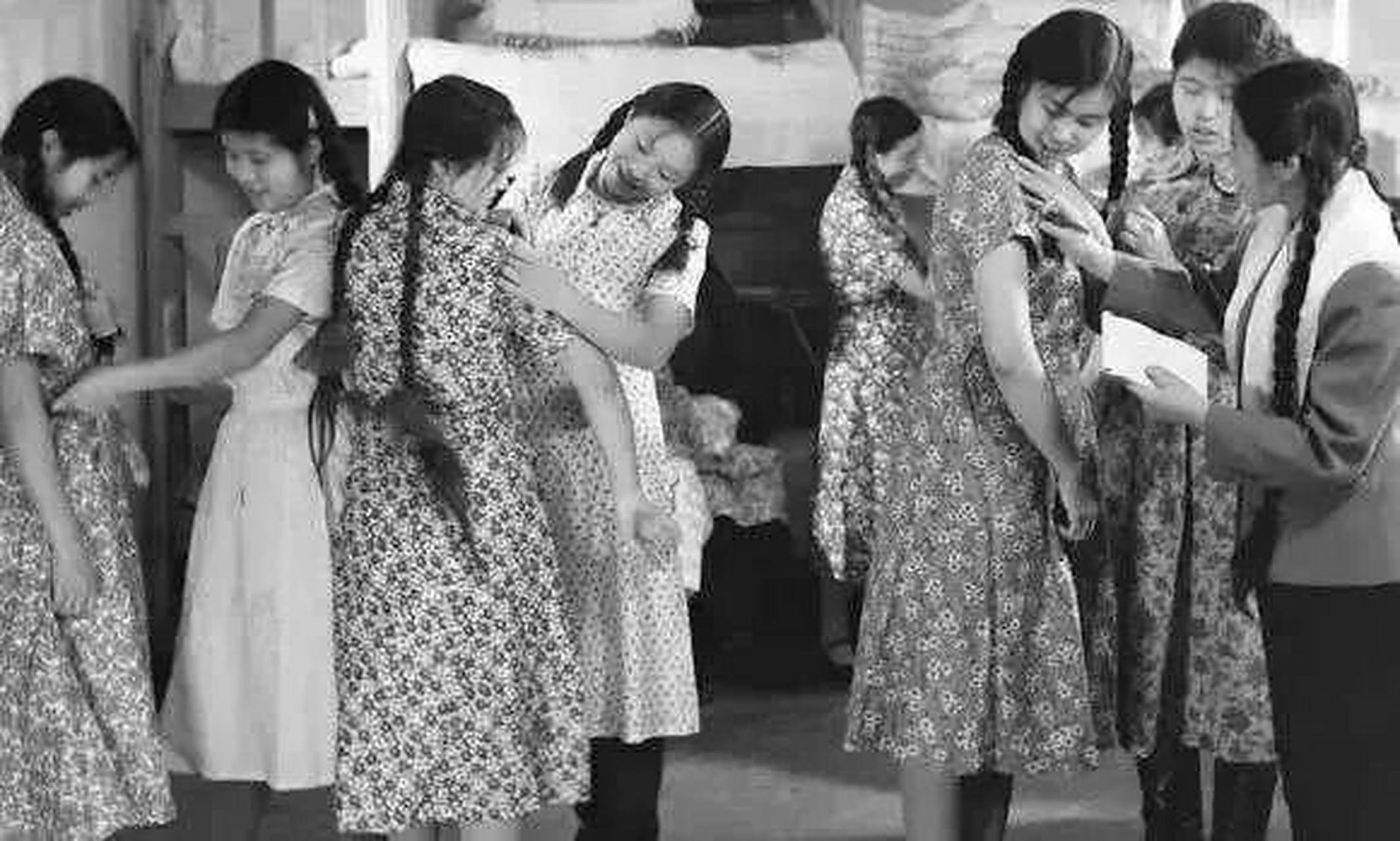 准确的说,布拉吉是一件俄罗斯风格的泡泡袖连衣裙,下半身是一条百褶裙