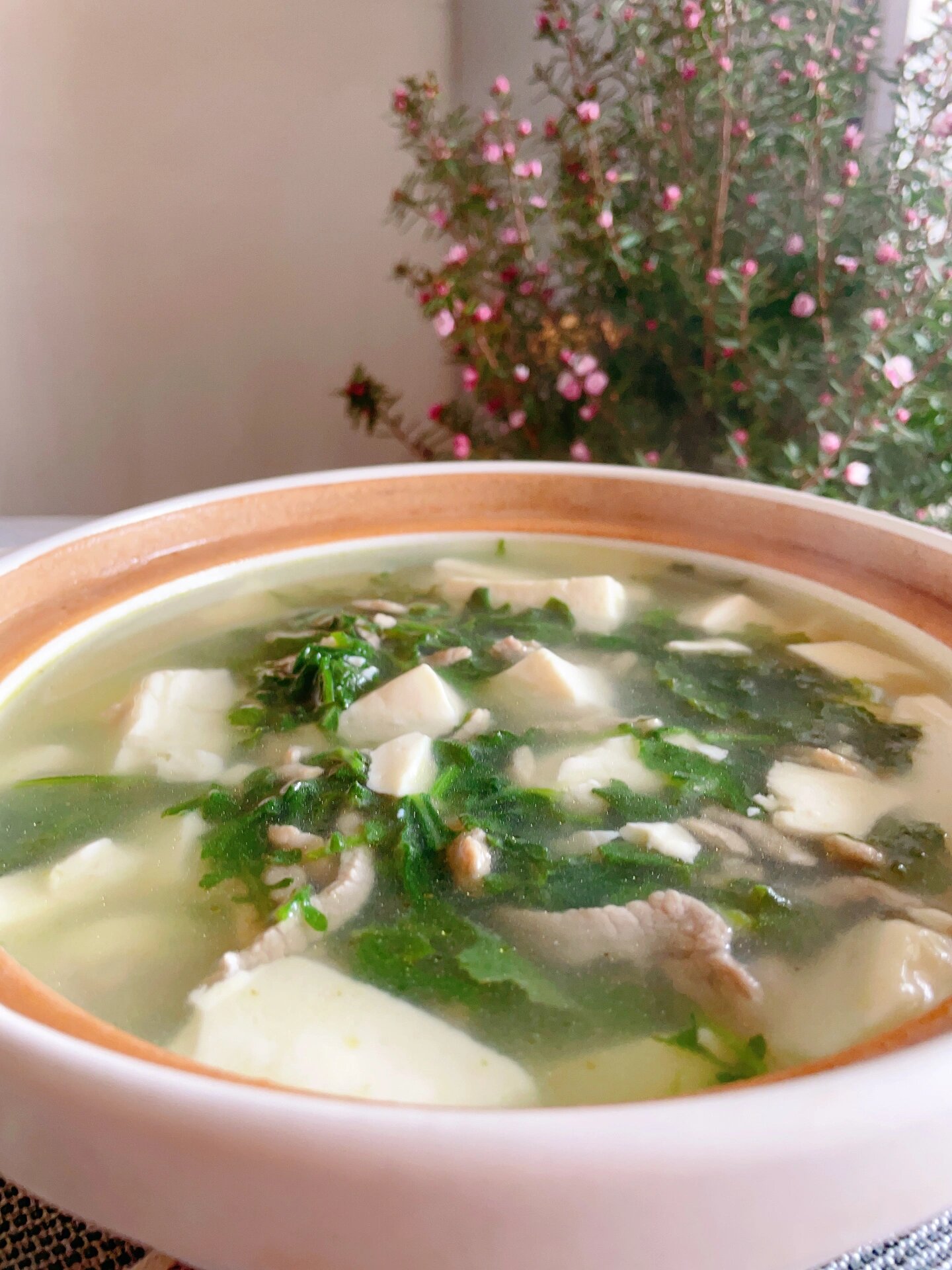 泥胡菜适量洗净,锅中水烧开,放入洗净的泥胡菜焯水2分钟捞起,把焯好