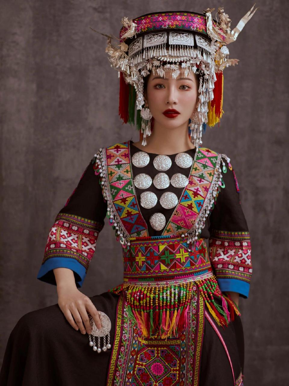 广西人都该尝试的民族风拍摄-瑶族 传统的瑶族服饰是以黑色,蓝色,青色