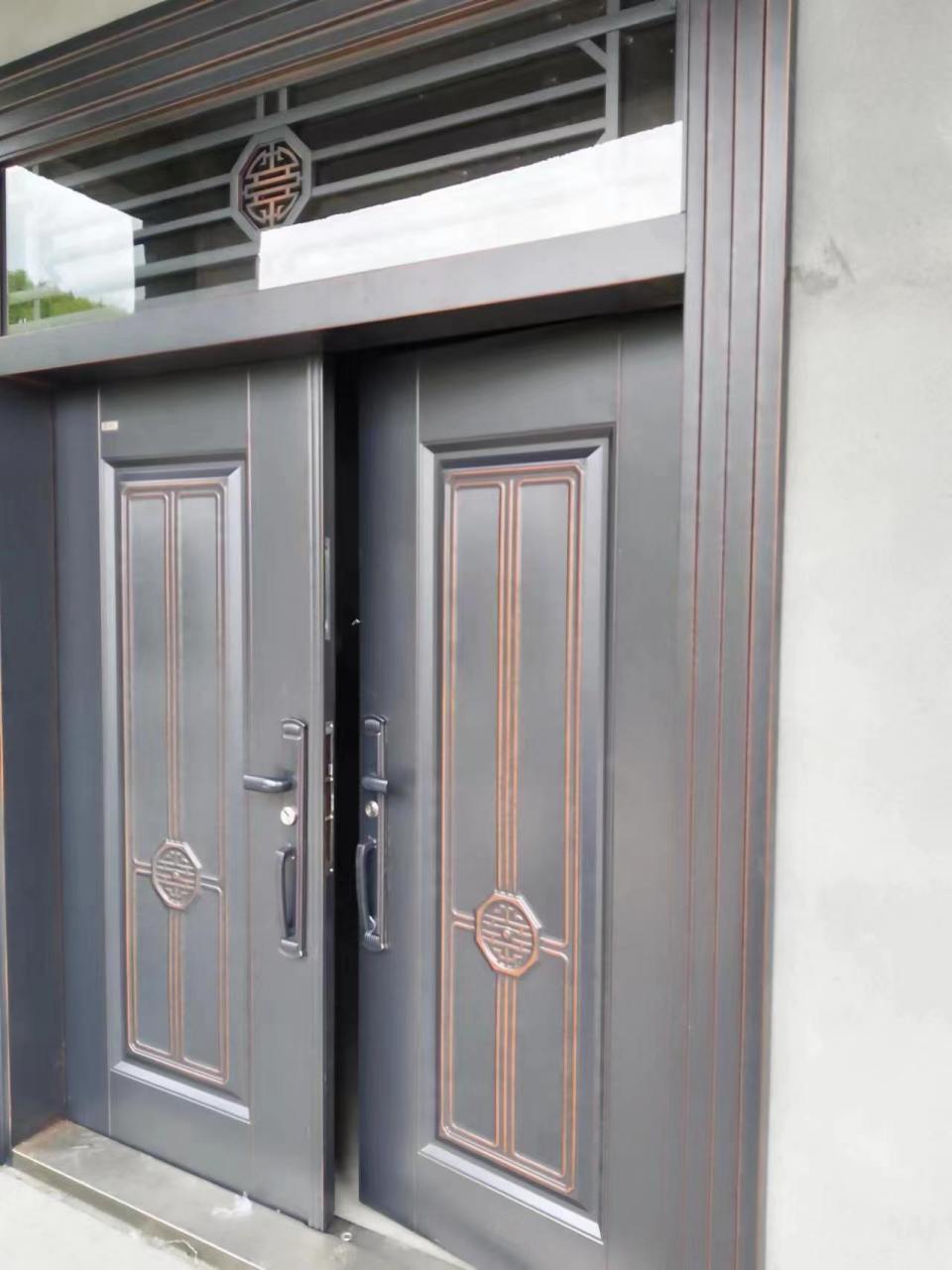 凯达名门吉祥如意新款别墅门安装完毕.