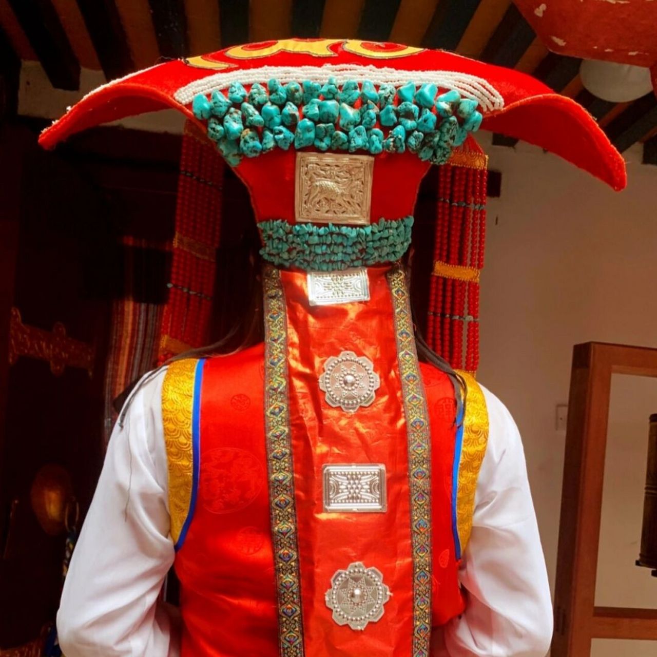 普兰服饰已有1000多年的历史,其中最精美,最独特的是妇女的"孔雀服饰"