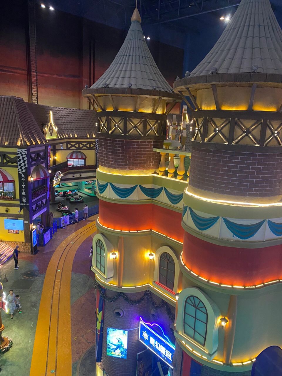 青岛融创乐园 夏天觉得室外游乐场晒的完全可以去室内游乐场 一点都不