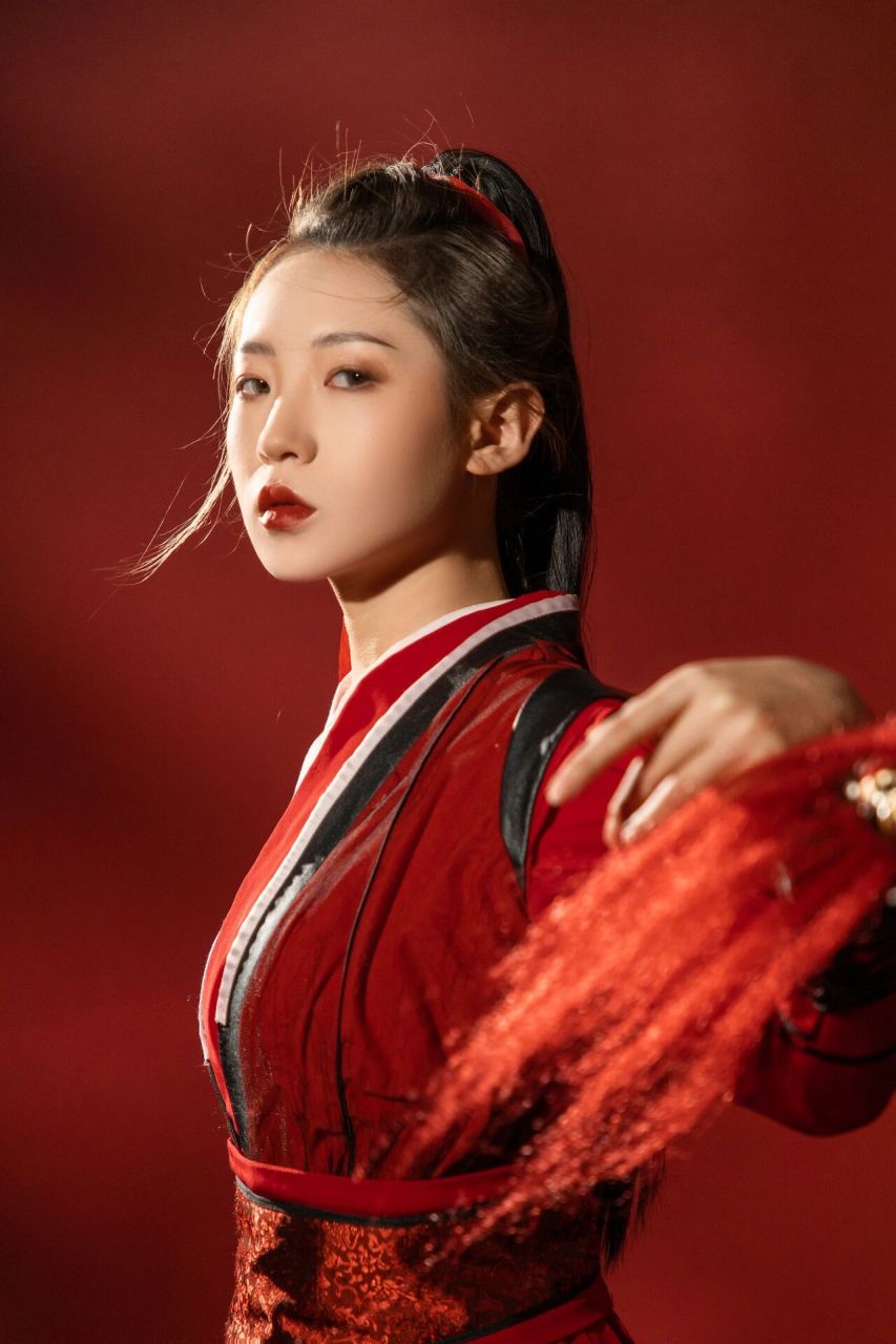 一身红衣,一柄利剑,超飒的侠女写真 每个女孩子都有一个武侠梦吧一袭
