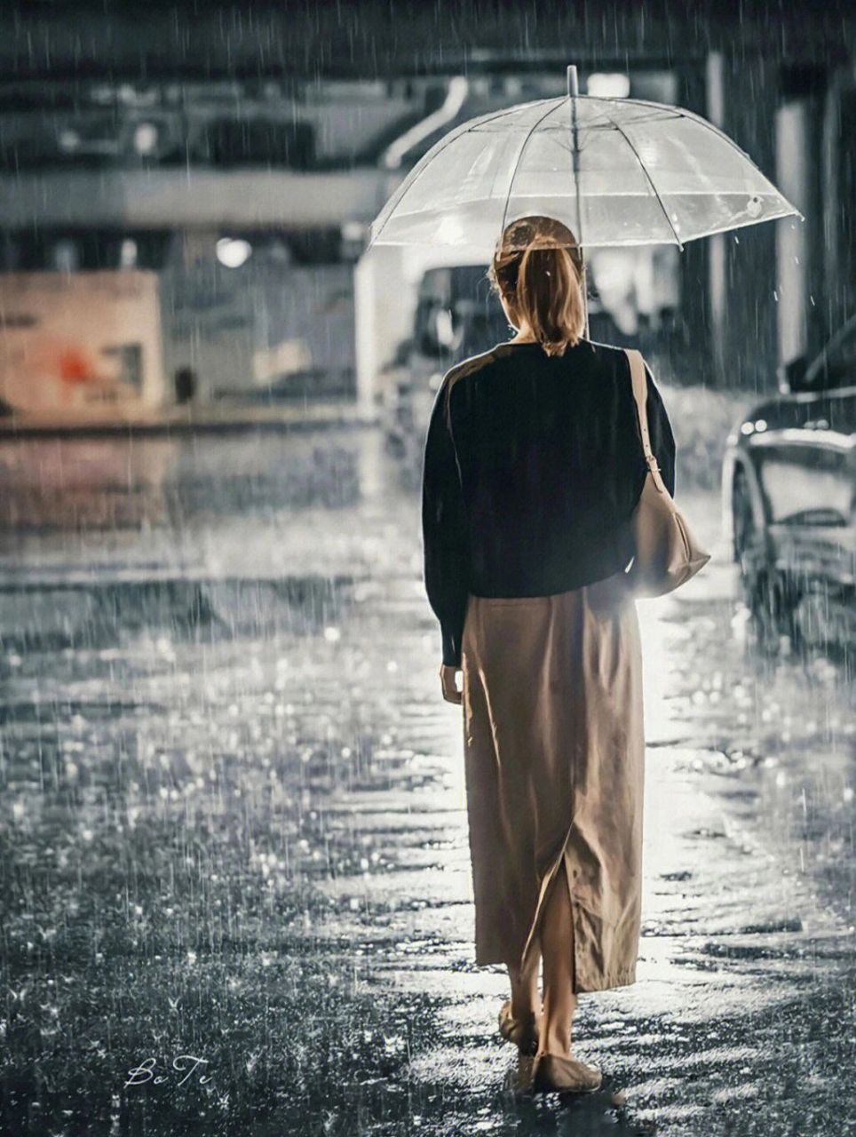 一个女人在雨中的图片图片