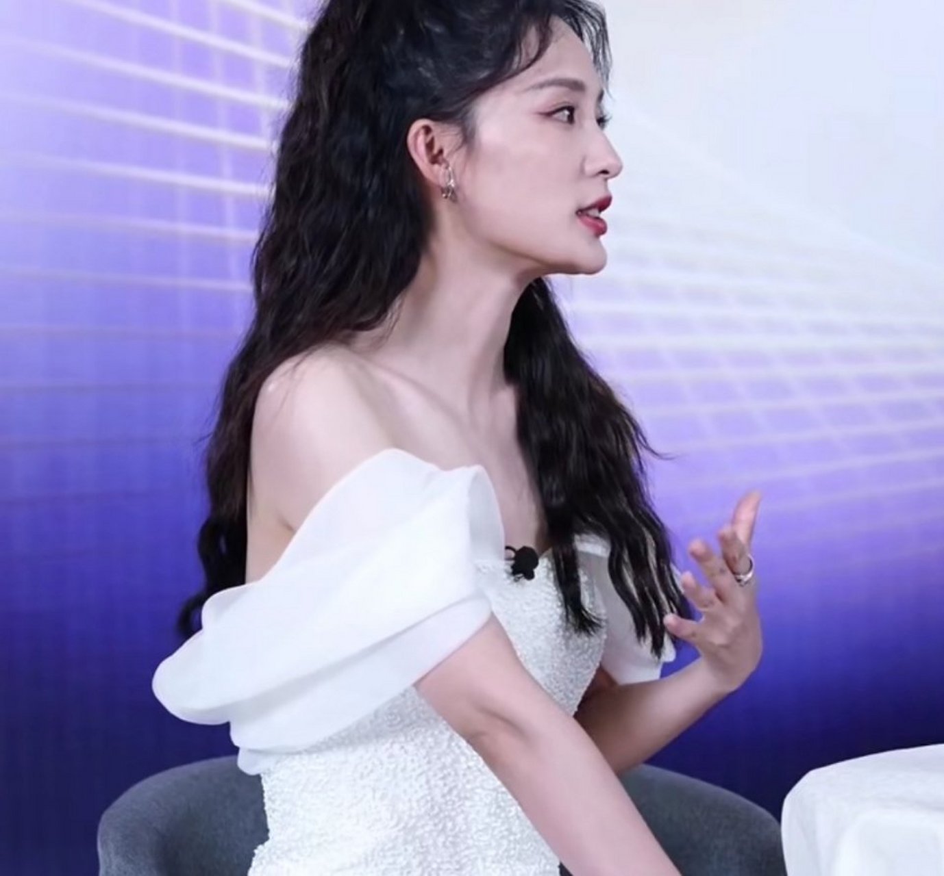 李沁赵露思直播截图   看得出来李沁和赵露思的状态很好呀,俩人身穿