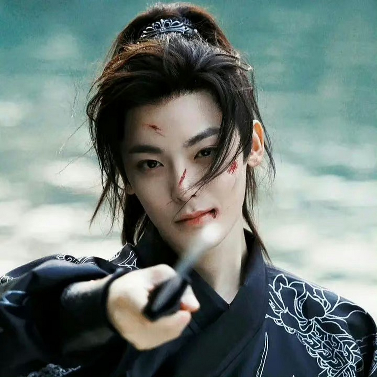 有人觉得侯明昊的脸有科技感,看护心确实有被帅到,但是总感觉不太自然