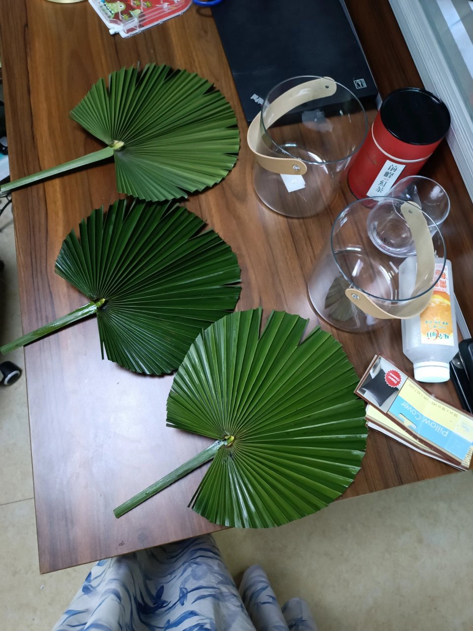 棕榈叶的各种用途 本来想学编个扇子的 没想到翻车了(最后一张图)