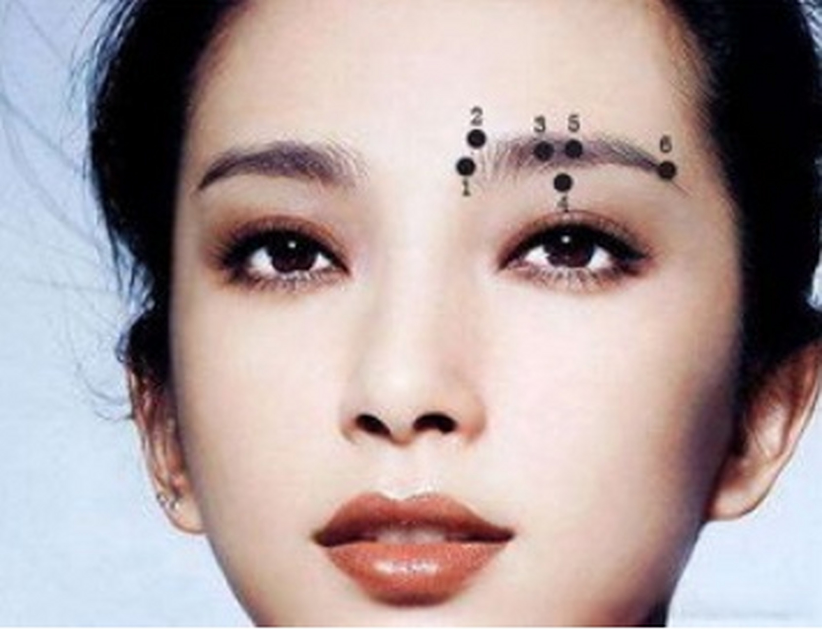 痣相解析:眉毛周边的痣  1,眉头有痣:一生易有一次牢狱之灾.