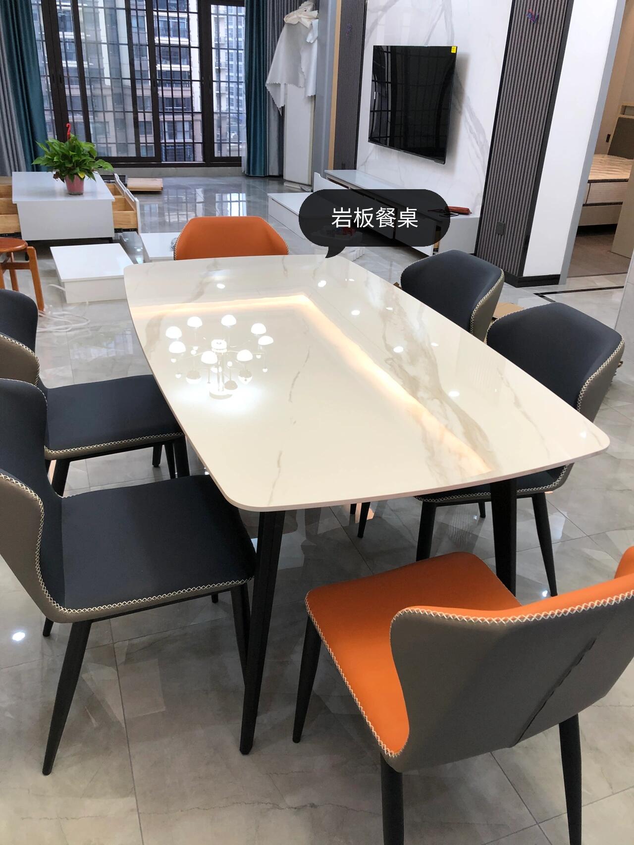 分享一款带底板的餐桌 	 材质|选用的是亮光岩板,颜色叫羊脂白玉,岩板