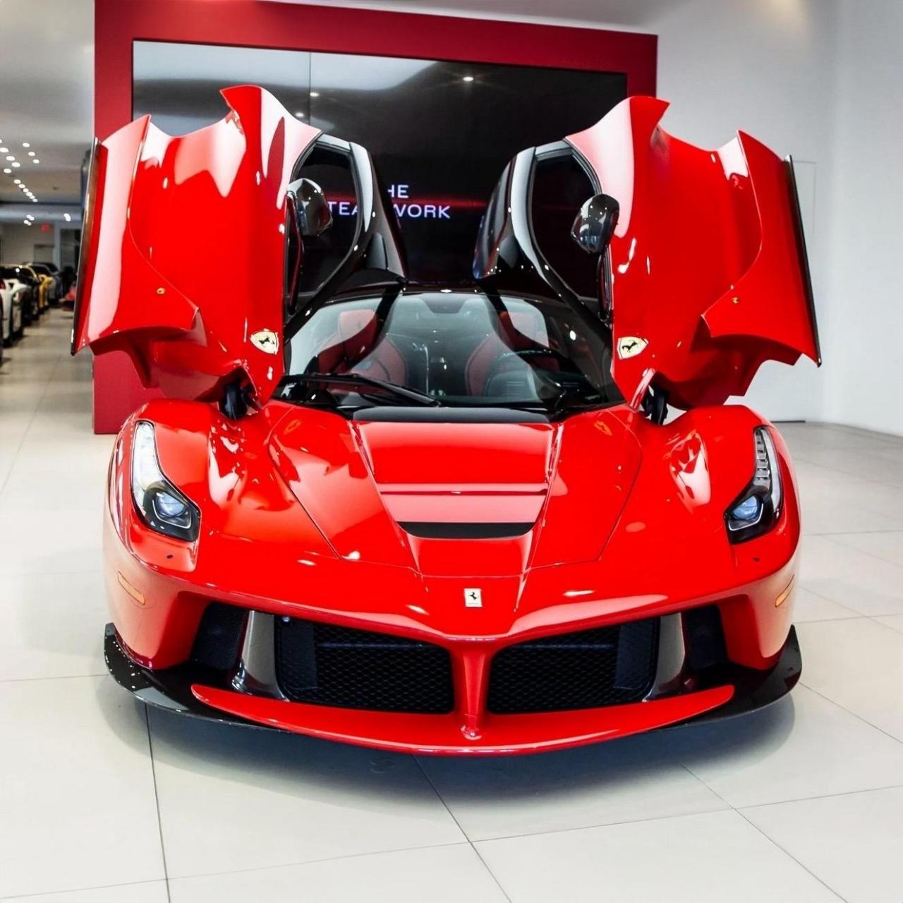 这款特定的 laferrari 采用法拉利红饰面,配有外露碳纤维装饰部件车 