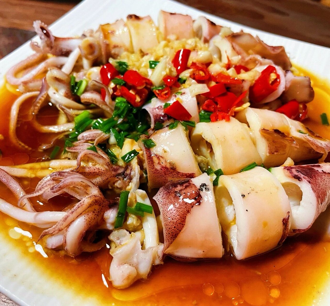 原料:笔管鱿鱼,葱姜,小米辣,生抽,蚝油,白糖 首先是要处理鱿鱼,把
