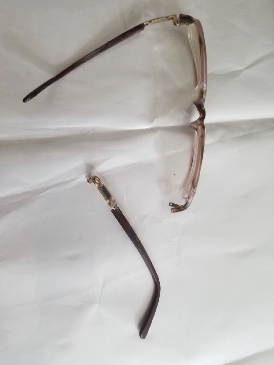 眼镜腿断了自己怎么修 900度眼镜带太多年了腿断了我和瞎子差不多了.