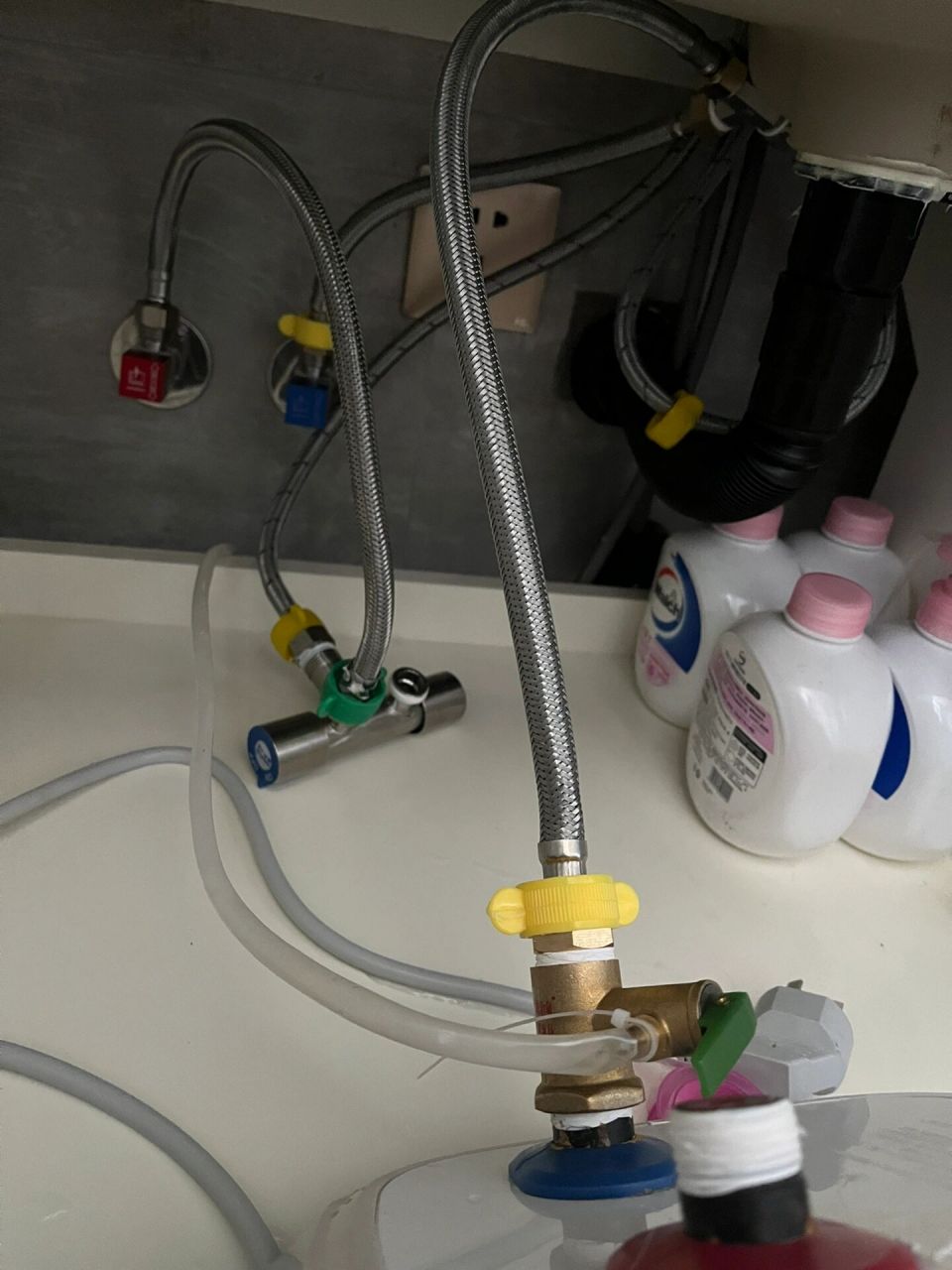 燃气热水器接小厨宝 家里安装了燃气热水器,但是厨房到卫生间的距离