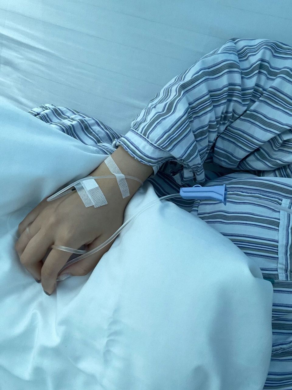 吊水实用小技巧 吊水太难受了 缓解不适 将管子缠绕在手指上,增加与手