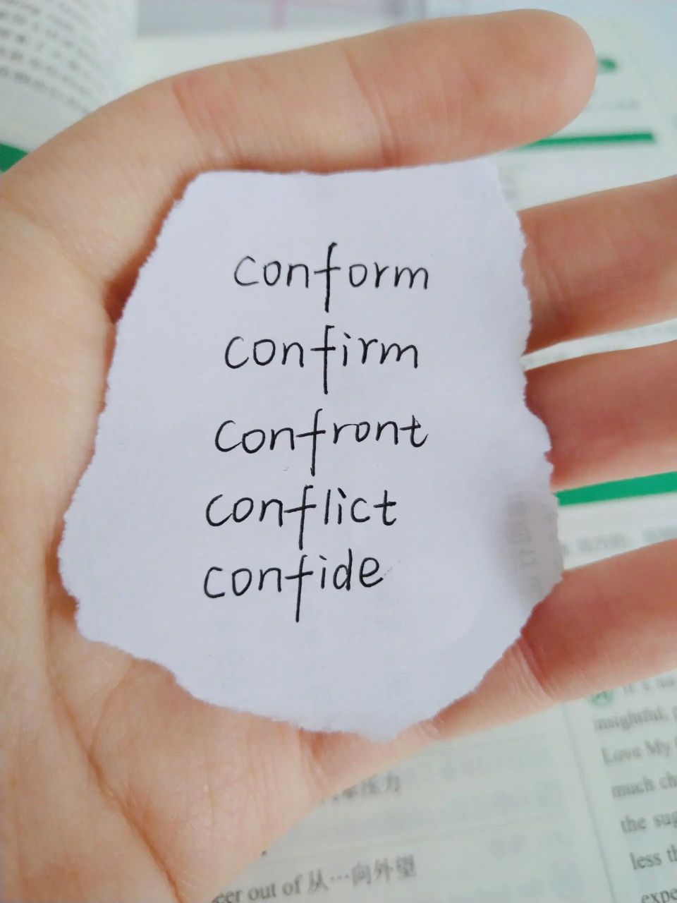 看好了 我不是ta ①conform  v.遵守,相一致 ②confirm  vt.