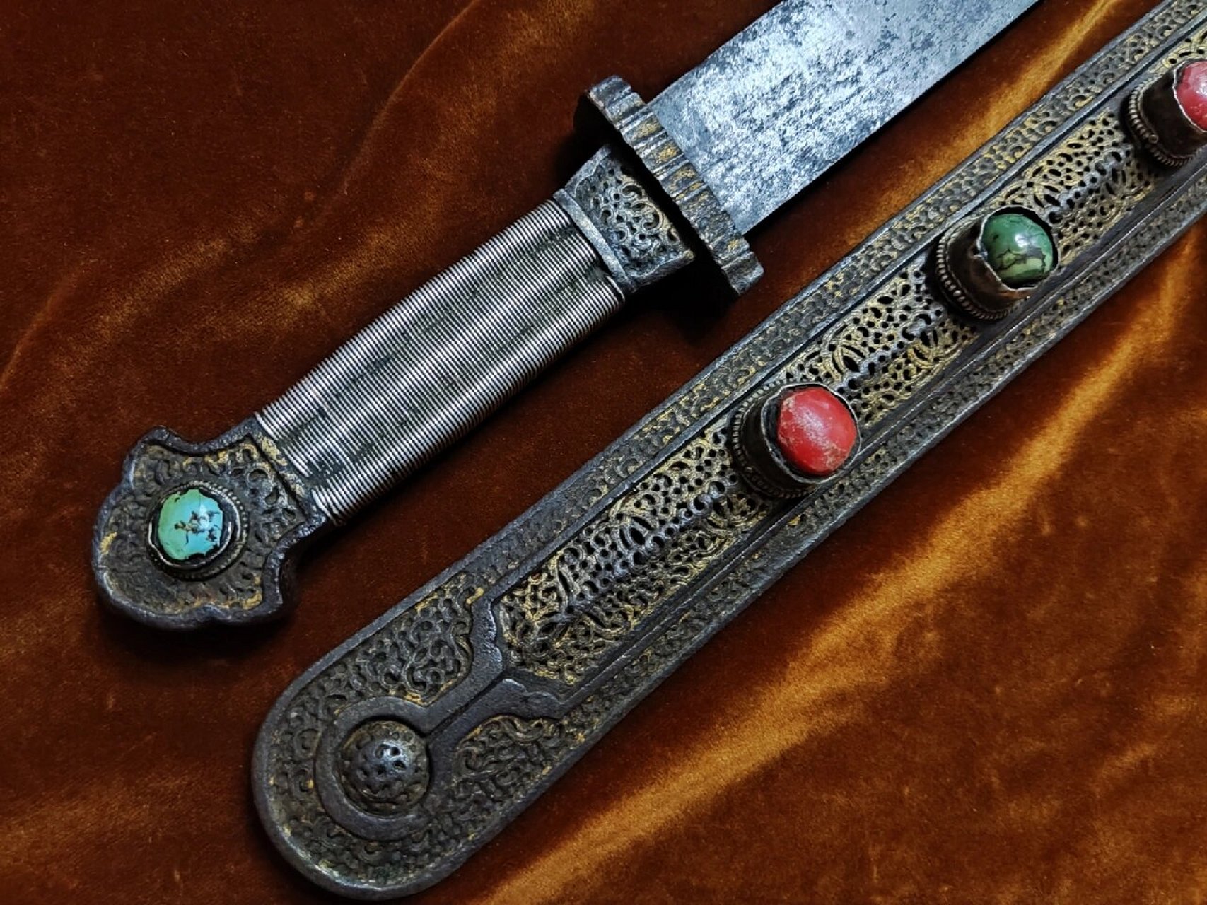 典型的康巴贵族藏刀 一支典型的康巴贵族藏刀,铁雕减金装银丝柄,总长