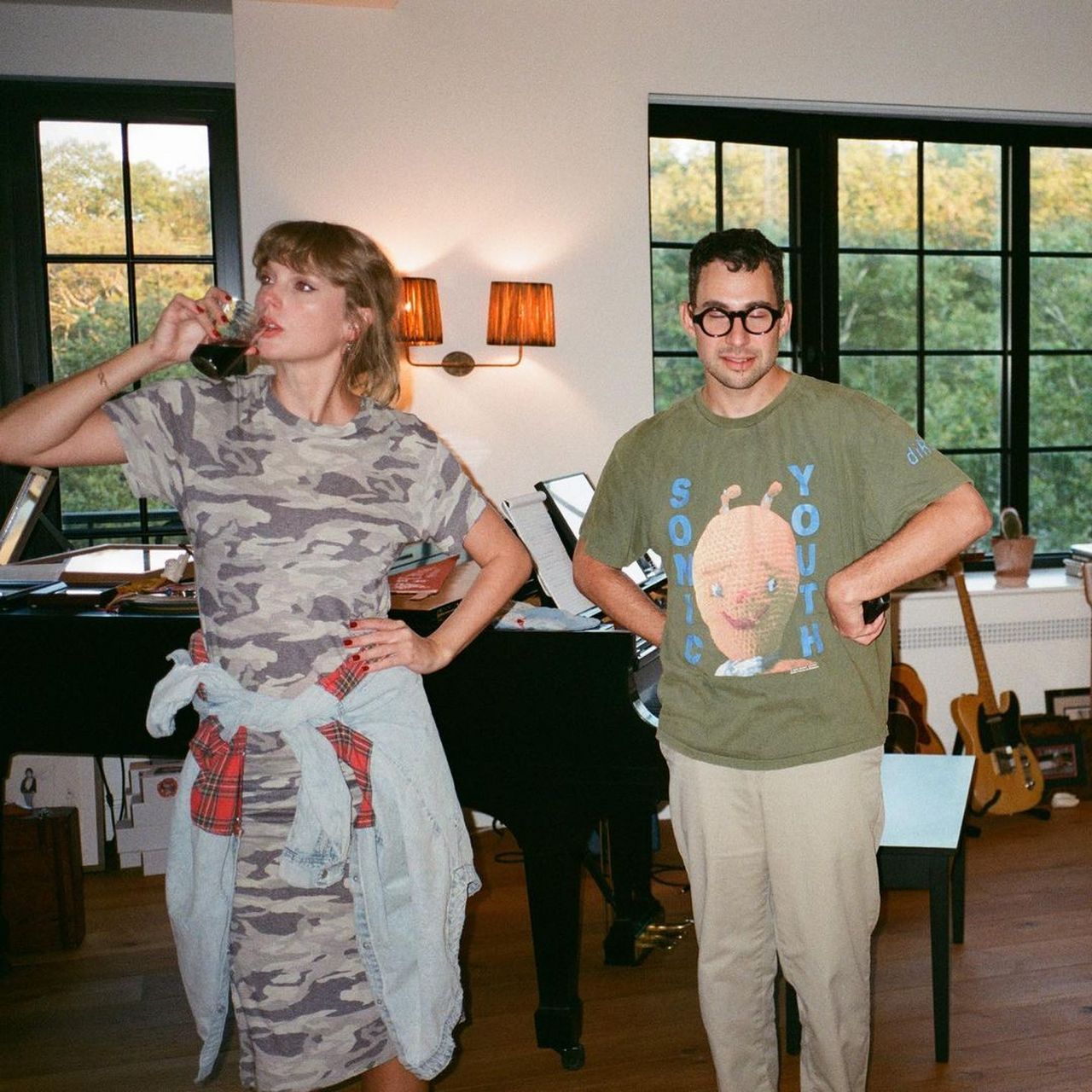 【最新动态】jack antonoff更新ig:  "喜欢这张照片…这是我们一起