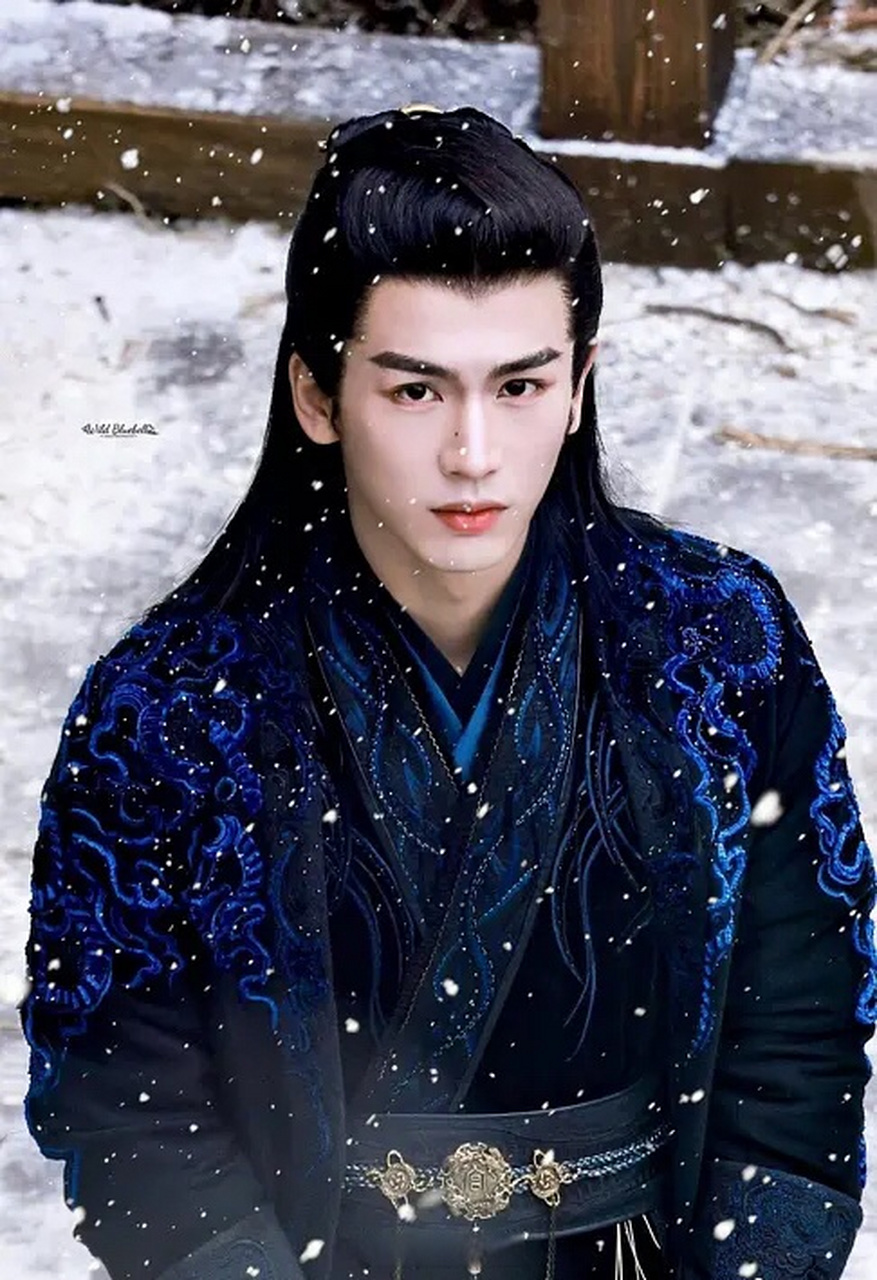张凌赫现代装就是娱乐圈正常水平的帅哥,古装完全是惊艳,不管是苍兰诀