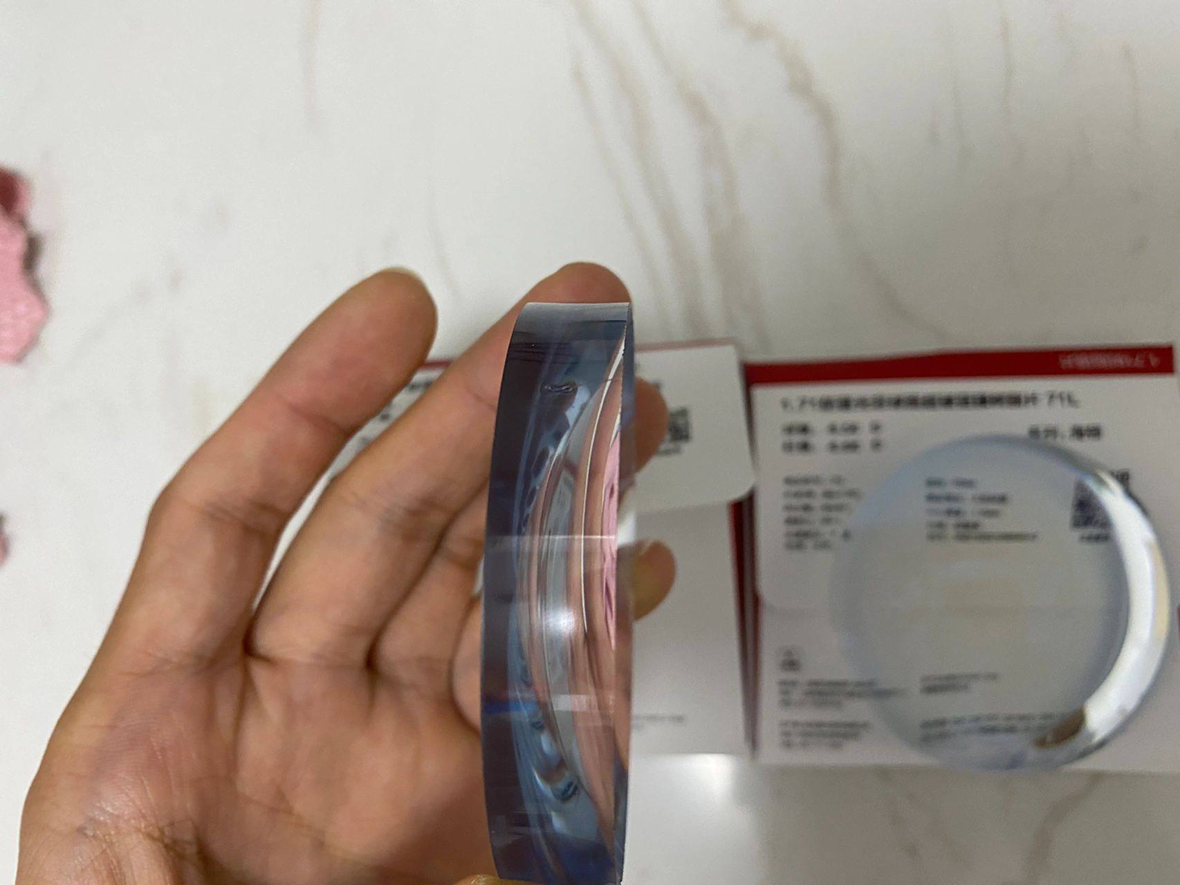 高度近视越来越多,近视度数越高,镜片越厚 对于高度近视眼镜,我们首要