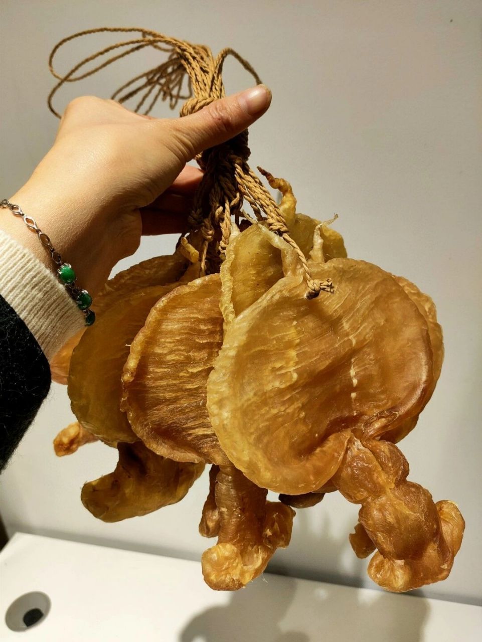 赤嘴鳘鱼胶中的贵族·石肚 石肚鱼胶最主要的功效是补气血,对产后的