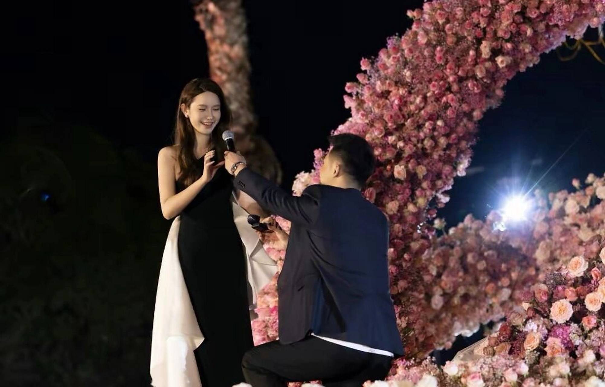 那个曾经和蒋凡传绯闻的网红张大奕,如今正式官宣订婚了!